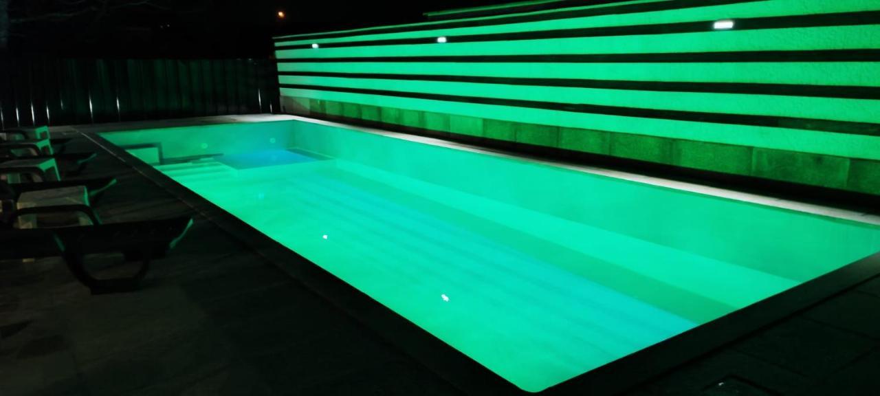 Leonchic - Guest House Com Piscina De Agua Salgada Barcelos Ngoại thất bức ảnh